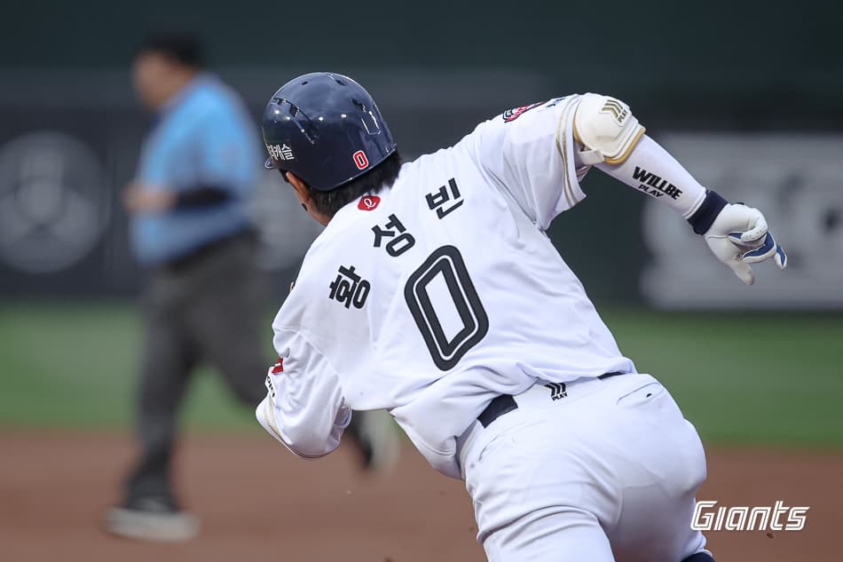 롯데 자이언츠 황성빈이 베이스를 돌며 전력질주하는 모습